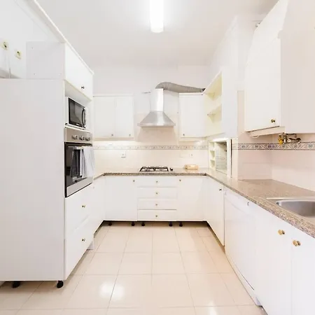 Luxurious 4-Bedroom Apartment * Lisbon