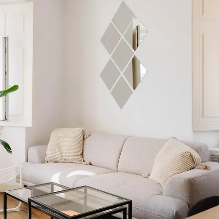 Luxurious 4-Bedroom Apartment アパート *