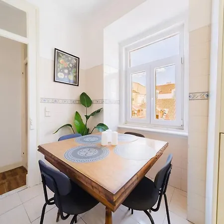 Апартаменты Luxurious 4-Bedroom Apartment Лиссабон