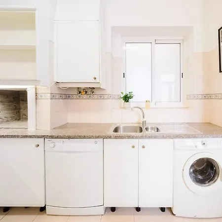 Апартаменты Luxurious 4-Bedroom Apartment