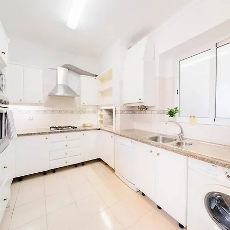 Lejlighed Luxurious 4-Bedroom Apartment *