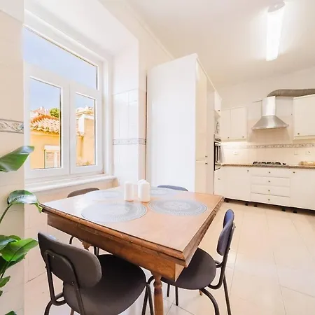 Luxurious 4-Bedroom Apartment شقة