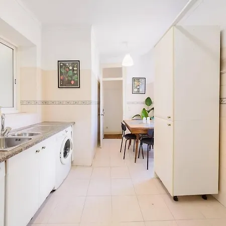 Luxurious 4-Bedroom Apartment Apartman *